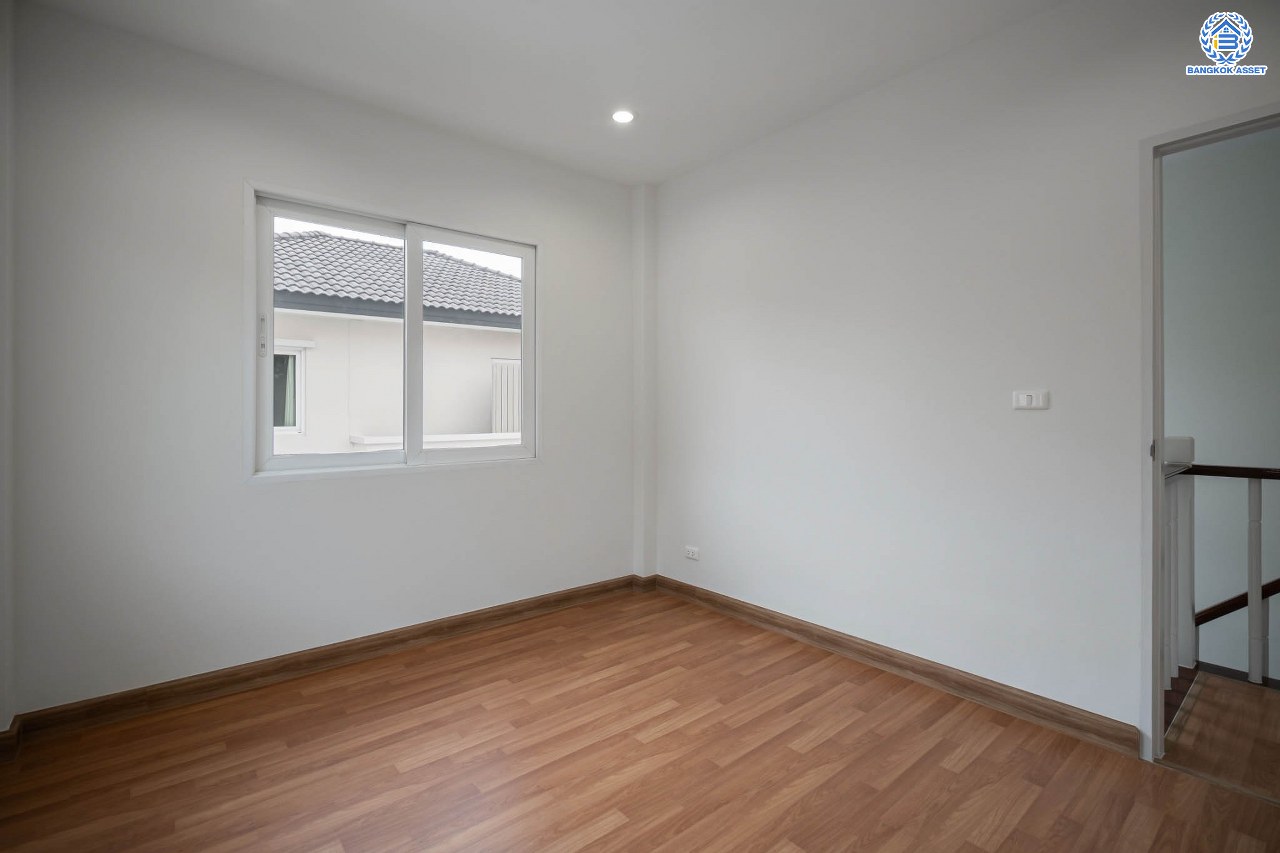 บ้านมือสองตกแต่งใหม่ โครงการ คาซ่าวิลล์ ราชพฤกษ์-แจ้งวัฒนะ จากแบรนด์ Q.House ต่อเติมครบพร้อมเข้าอยู่ เนื้อที่ 50.6 ตร.ว. ฟังก์ชันจัดเต็ม 3 ห้องนอน 2 ห้องน้ำ จอดรถได้ 2 คัน บนทำเลศักยภาพ ติดถนนราชพฤกษ์ ใกล้ทางด่วน "แจ้งวัฒนะ" และเซ็นทรัลแจ้งวัฒนะ